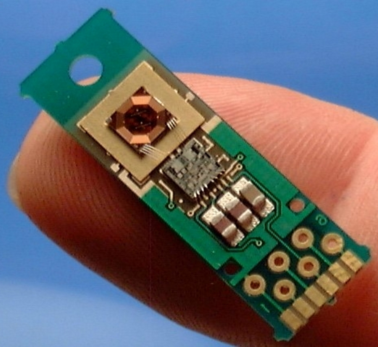 POSIC Produkt mit dem Spulen-Chip und dem Elektronik-Chip nebeneinander